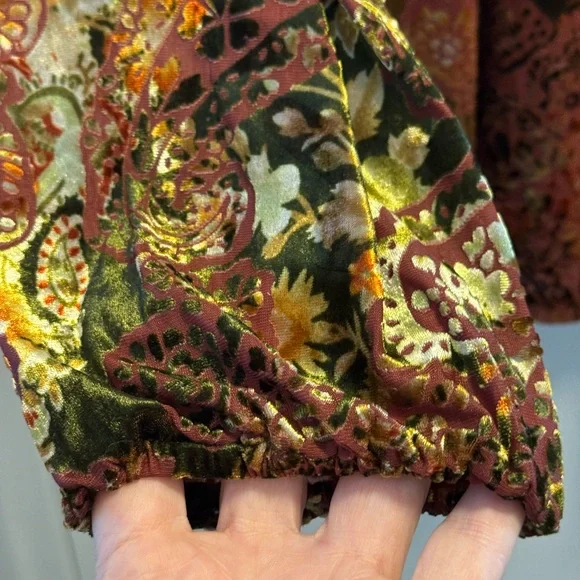 Chico’s-Fall Colors/Velvet Floral Long Sleeve Top. 🎃 🍂🍁 - Picture 3 of 7